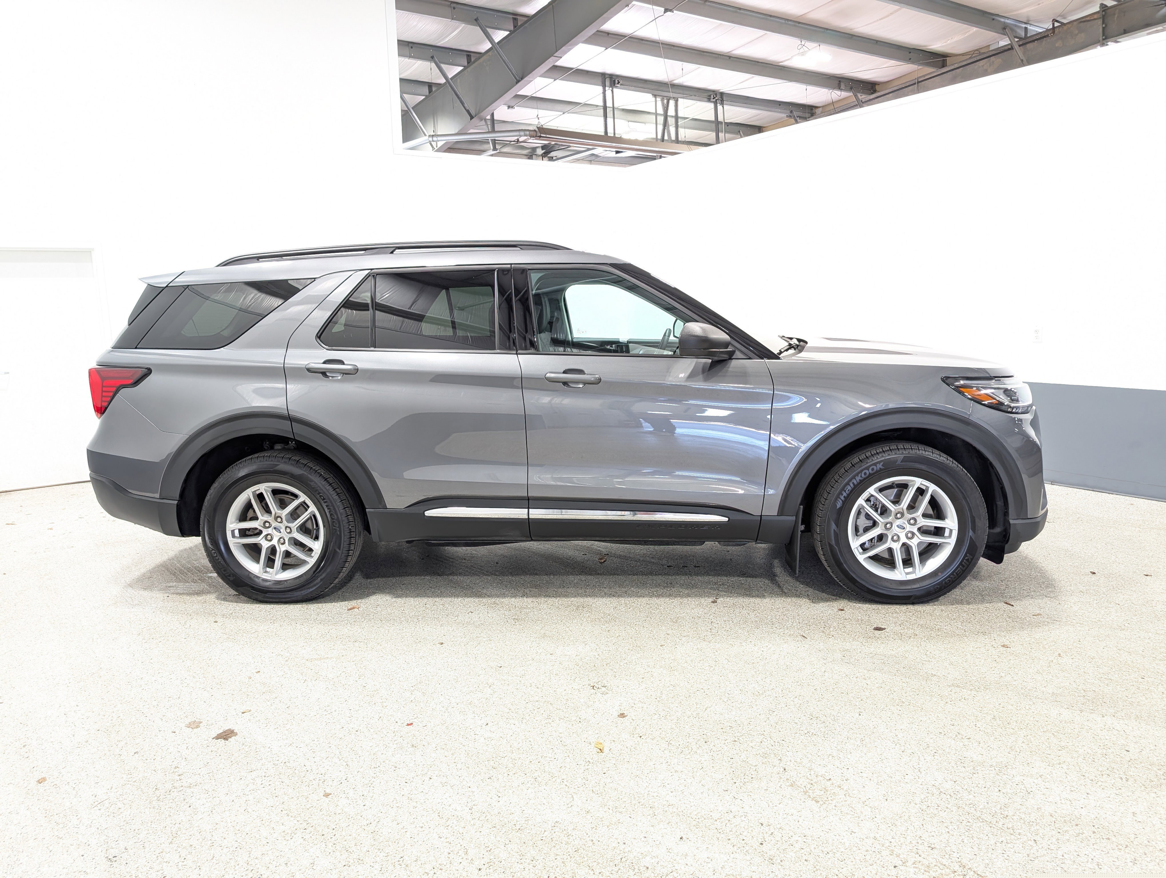 Used 2025 Ford Explorer Active image 2