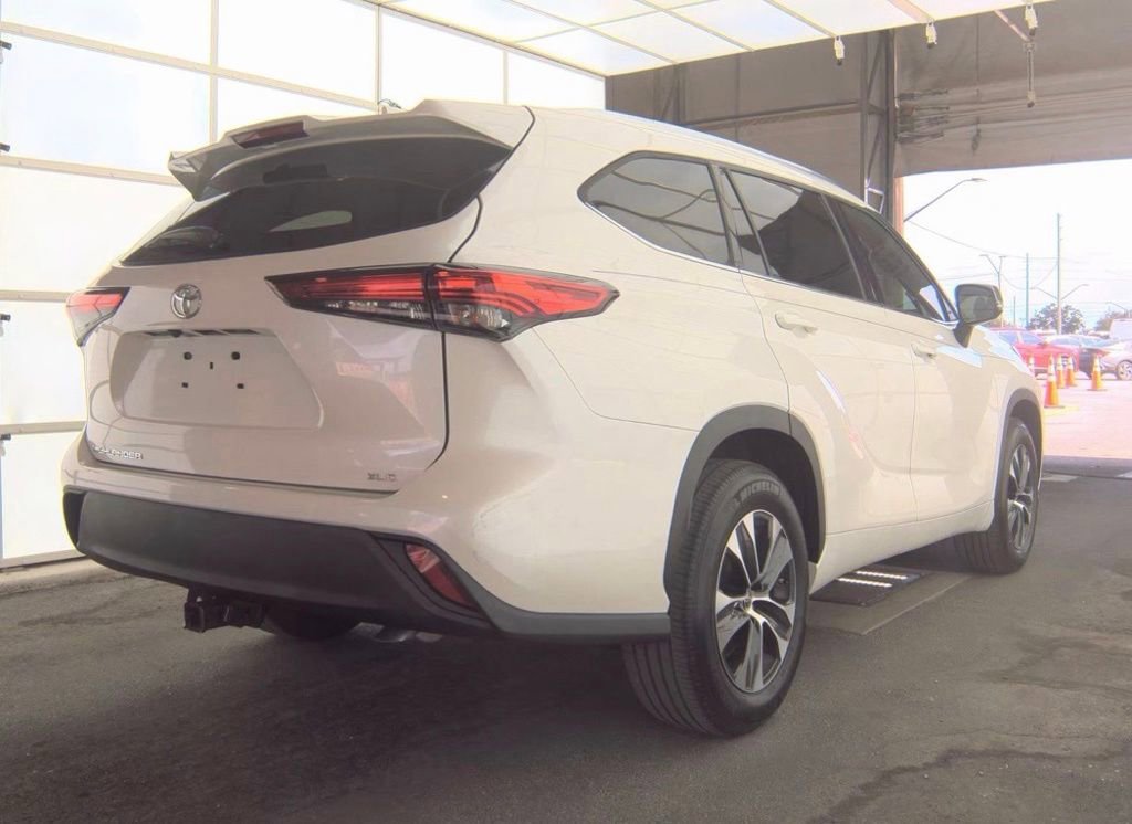 Used 2020 Toyota Highlander XLE FWD image 3