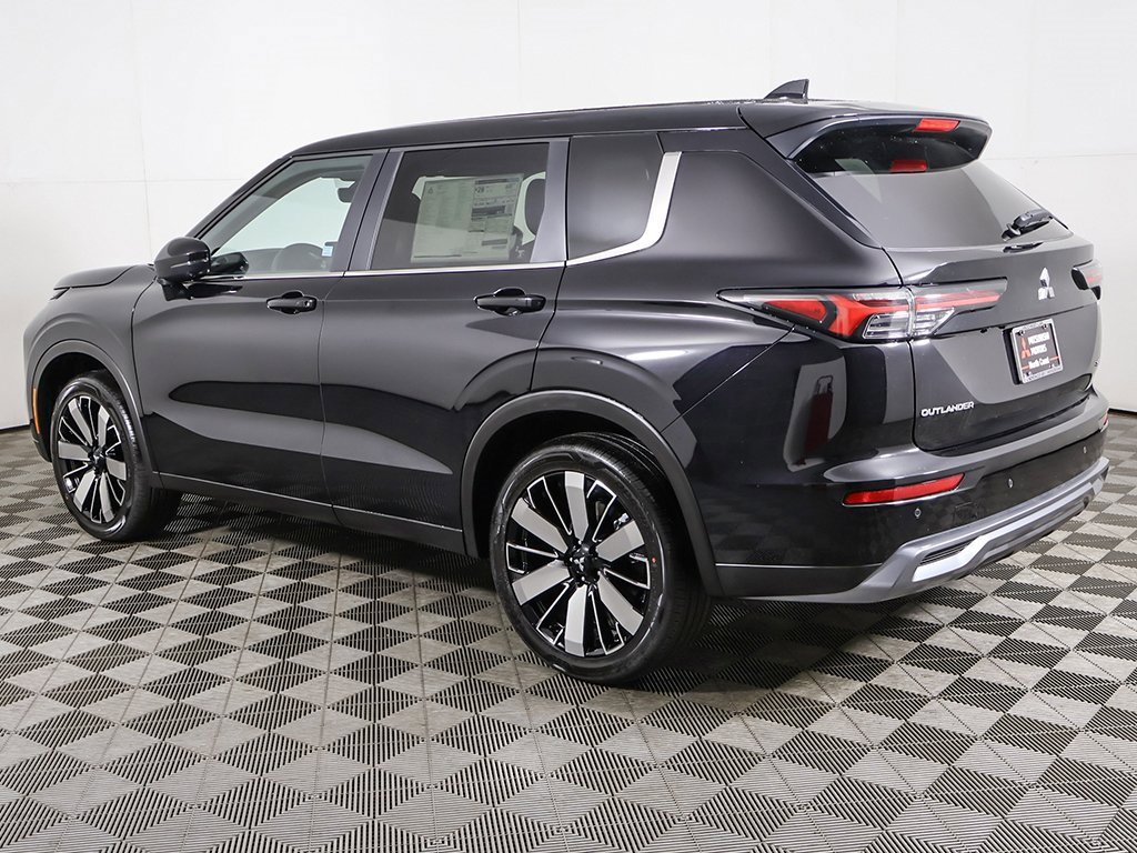 New 2025 Mitsubishi Outlander SE image 16