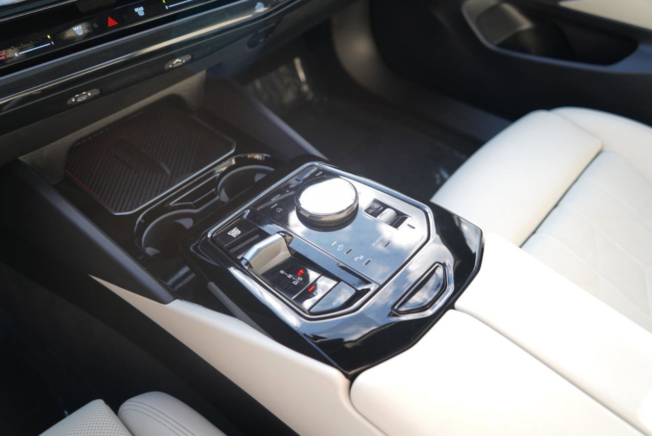 Used 2024 BMW 530i xDrive 530i xDrive Sedan w/ Convenience Package image 38