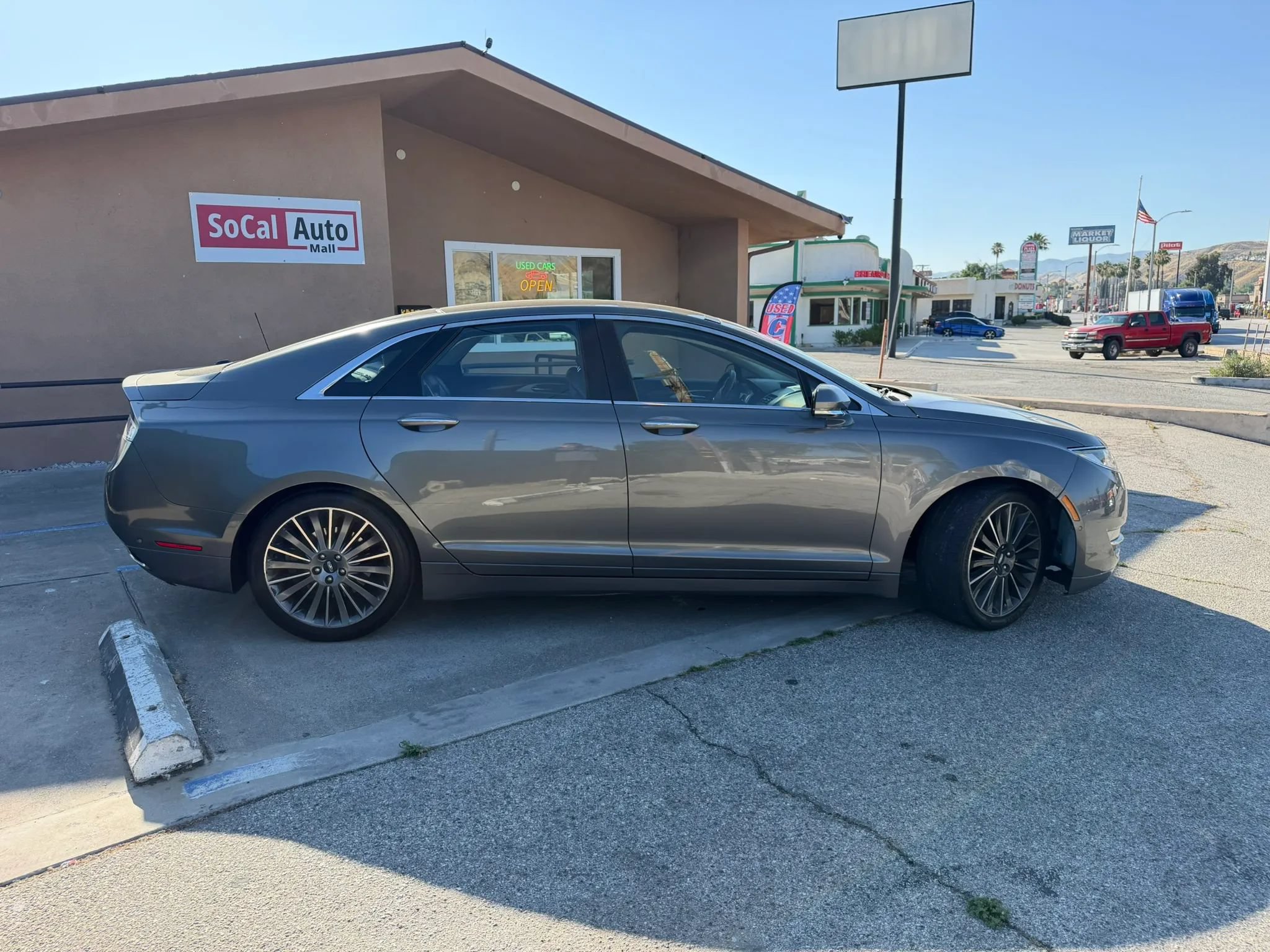 Used 2014 Lincoln MKZ FWD image 2