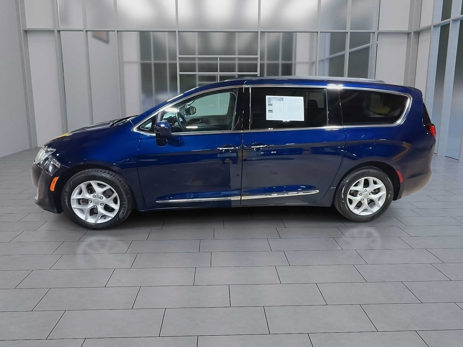 Used 2017 Chrysler Pacifica Touring-L w/ Tire & Wheel Group FWD image 5
