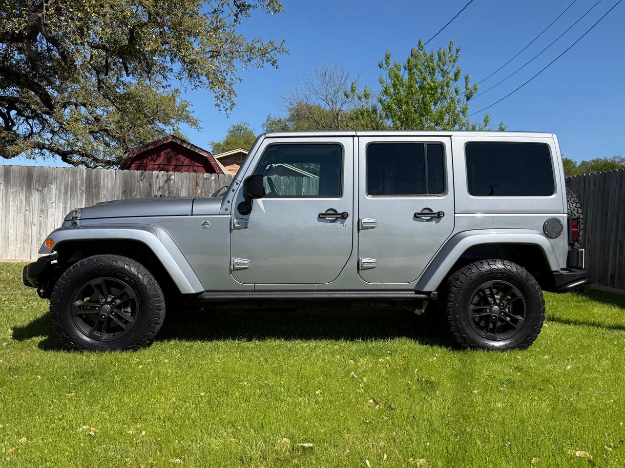 Used 2017 Jeep Wrangler Unlimited Sahara AWD/4WD image 12