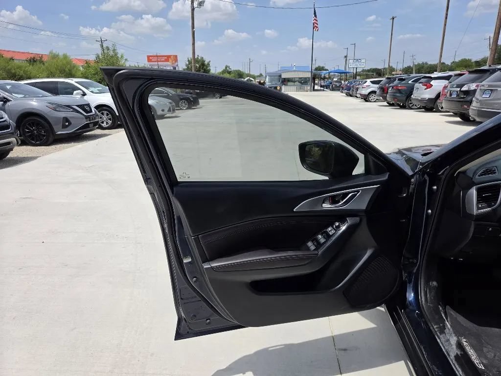 Used 2018 MAZDA MAZDA3 Touring FWD image 11