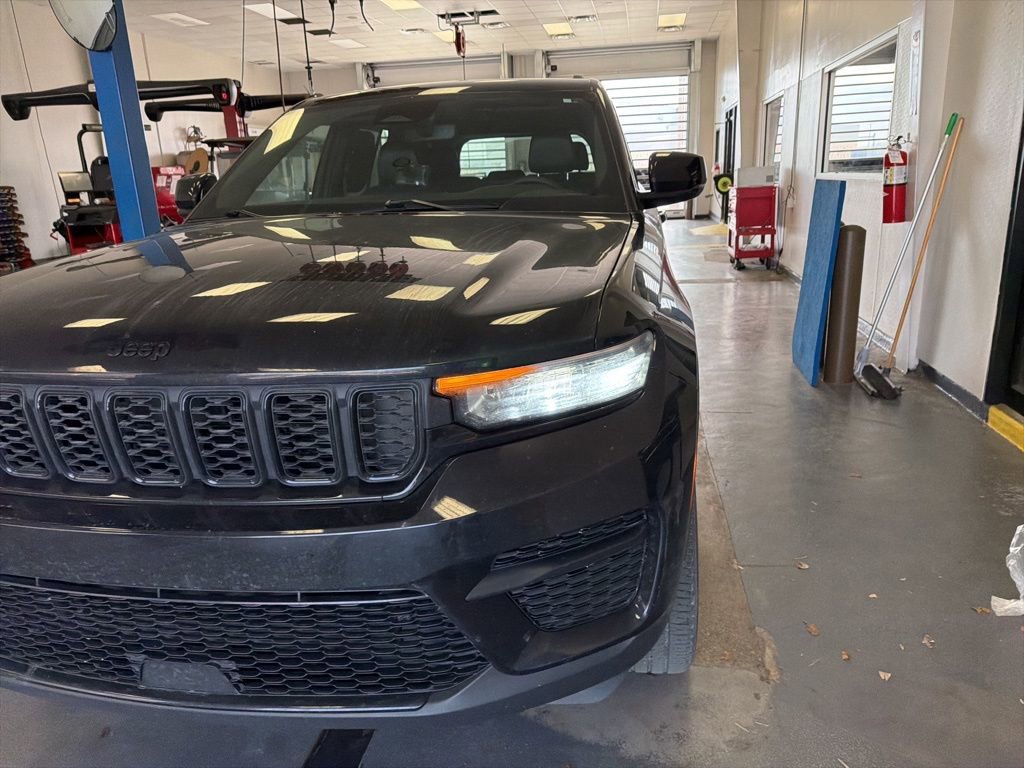 Used 2023 Jeep Grand Cherokee Altitude image 4