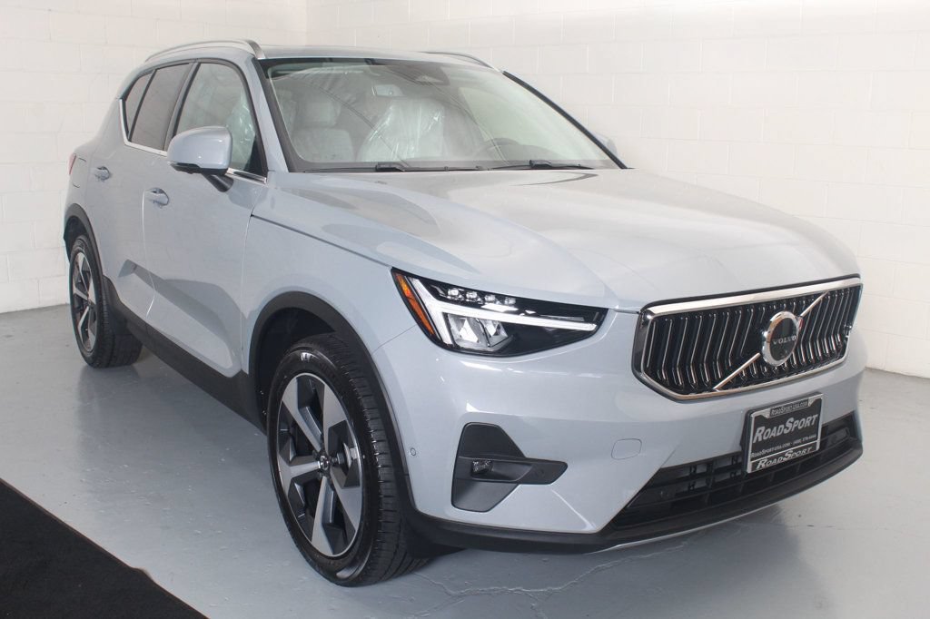 Used 2025 Volvo XC40 B5 Plus AWD/4WD image 1
