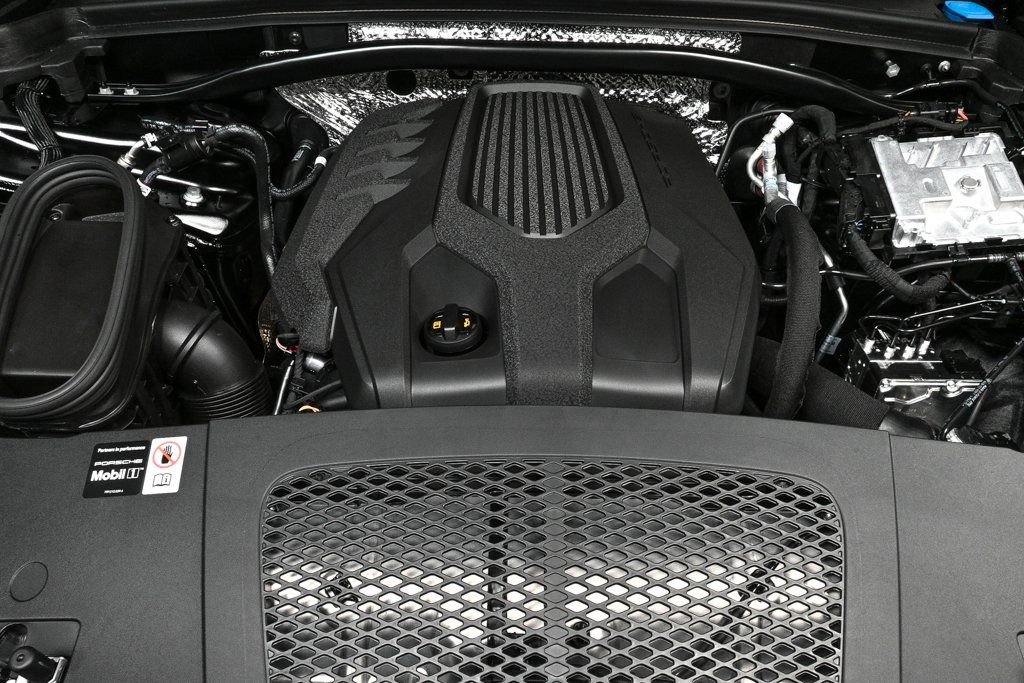 Certified 2026 Porsche Macan AWD/4WD image 35