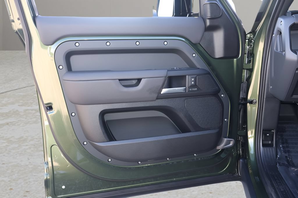 New 2026 Land Rover Defender 110 X-Dynamic SE AWD/4WD image 9