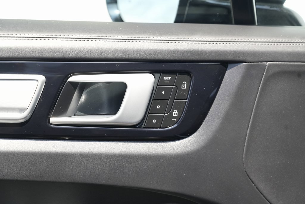 Used 2022 Porsche Cayenne Turbo image 30