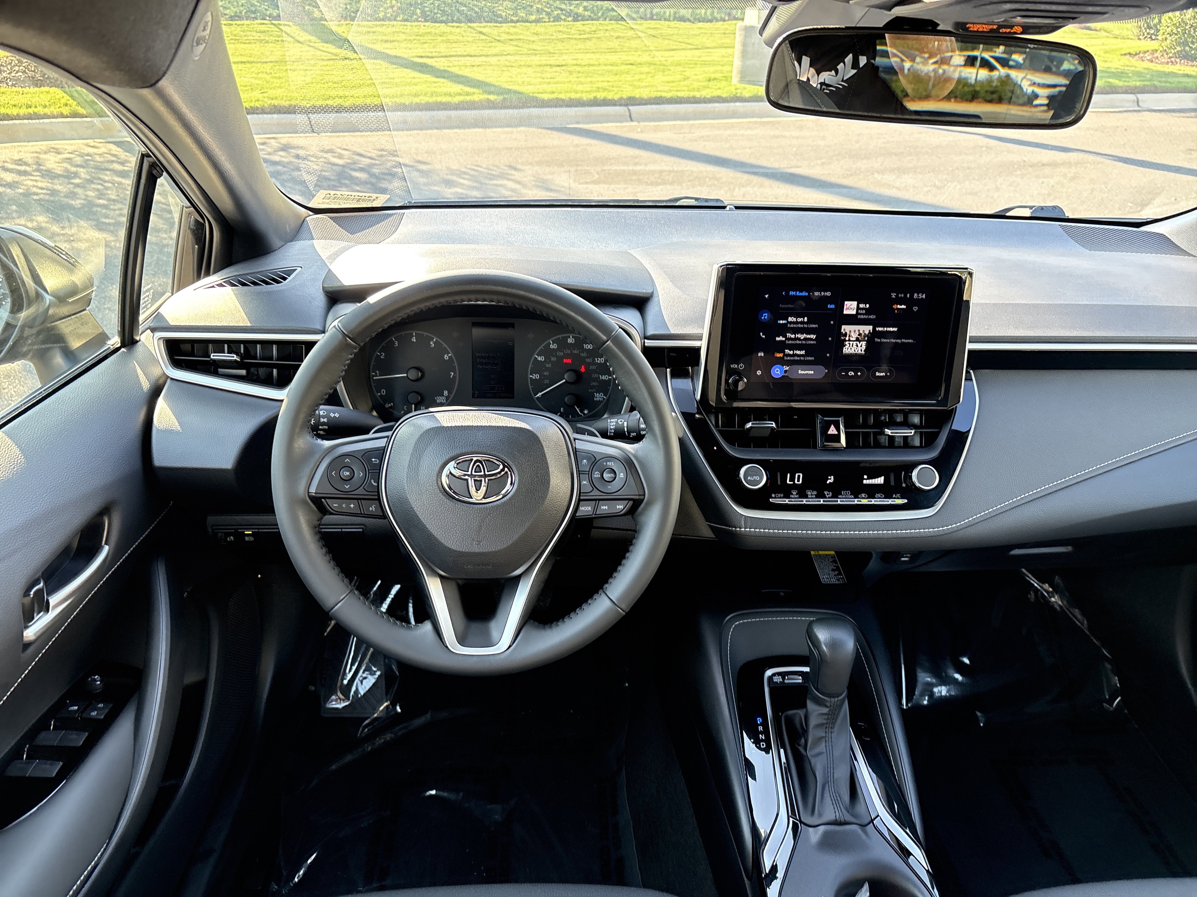Used 2025 Toyota Corolla Hatchback w/ SE Package FWD image 21