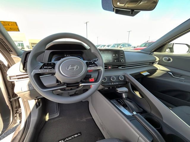 Used 2025 Hyundai Elantra SE image 15