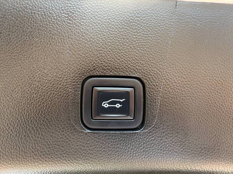 Used 2022 Chevrolet Traverse Premier w/ Redline Edition image 22