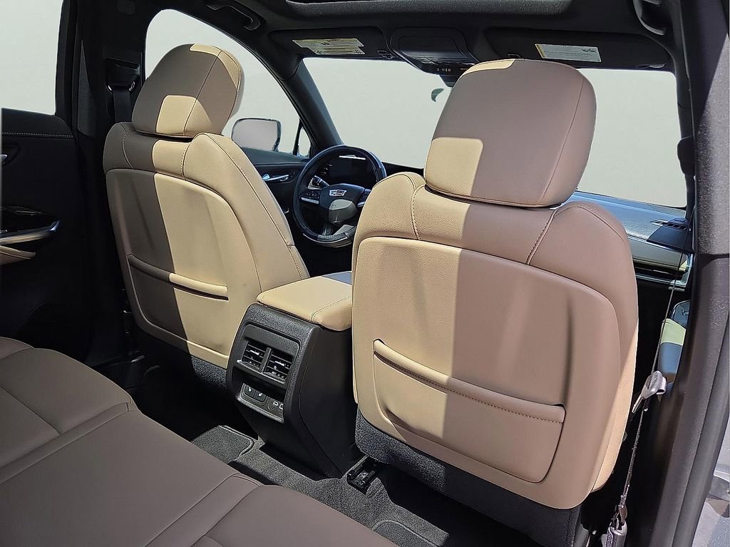 Used 2024 Cadillac XT4 Luxury w/ Cold Weather Package FWD image 11