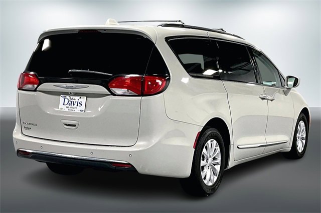 Used 2017 Chrysler Pacifica Touring-L image 8
