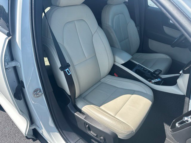 Used 2022 Volvo XC40 T4 Momentum FWD image 20