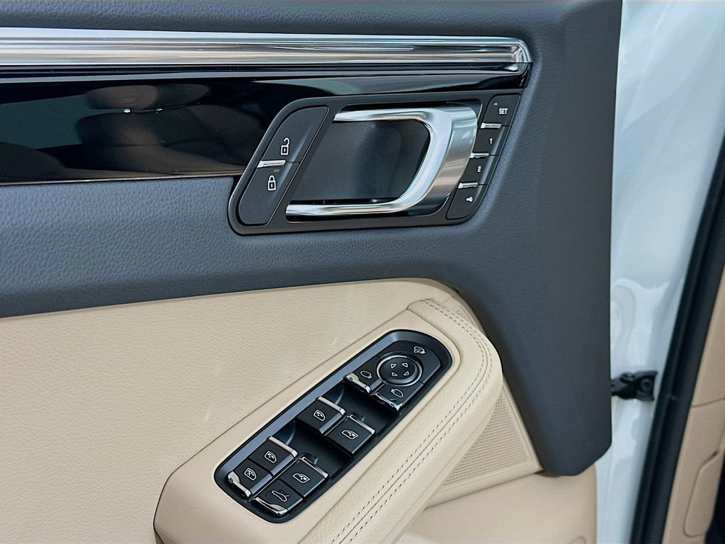 Certified 2026 Porsche Macan AWD/4WD image 20