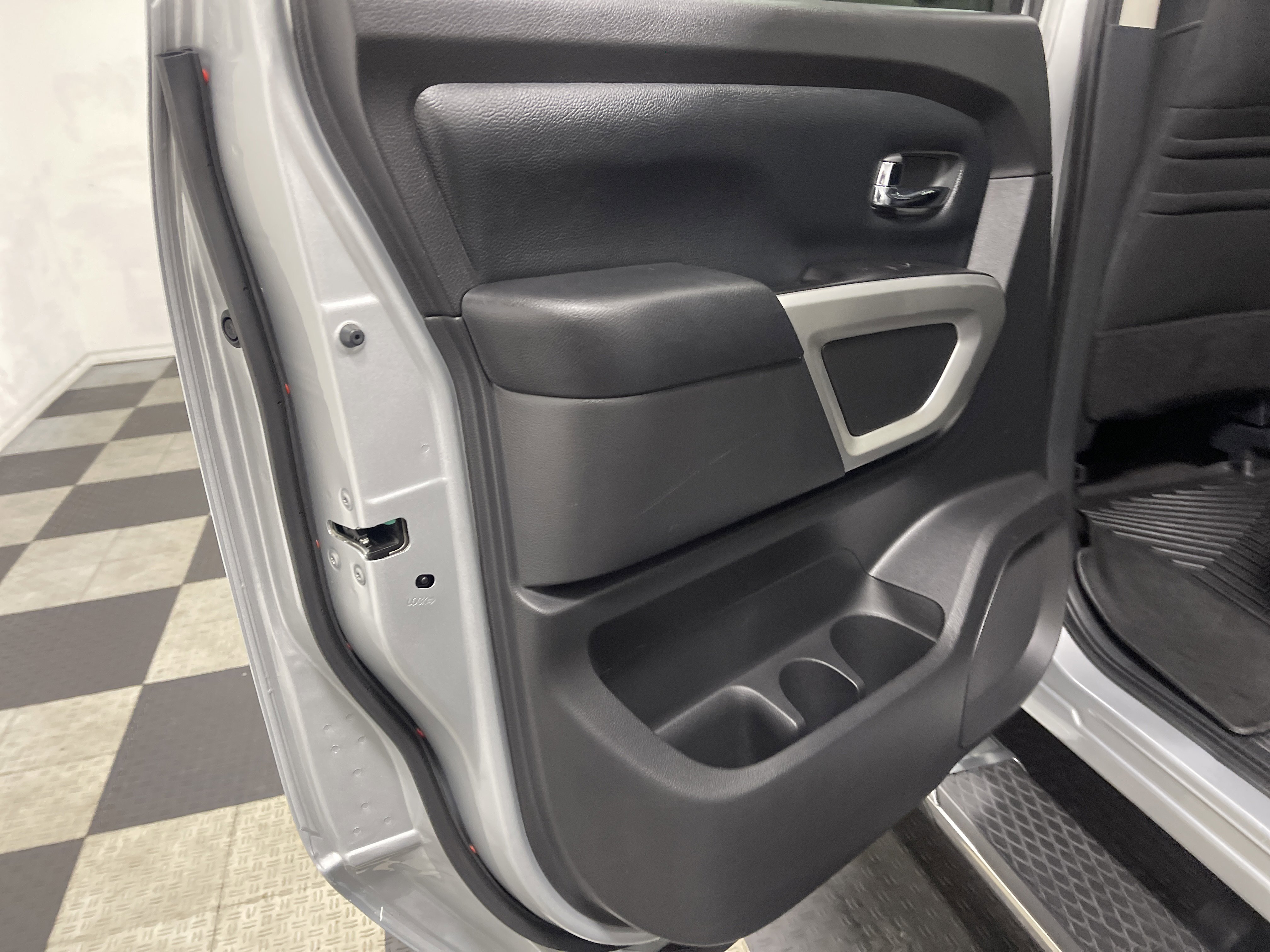 Used 2018 Nissan Titan SV w/ SV Convenience Package AWD/4WD image 15