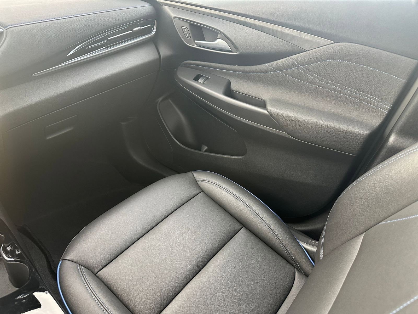 Used 2025 Buick Envista Sport Touring image 33