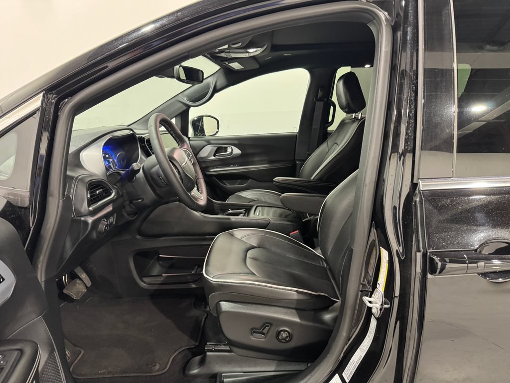 Used 2026 Chrysler Pacifica Limited FWD image 14