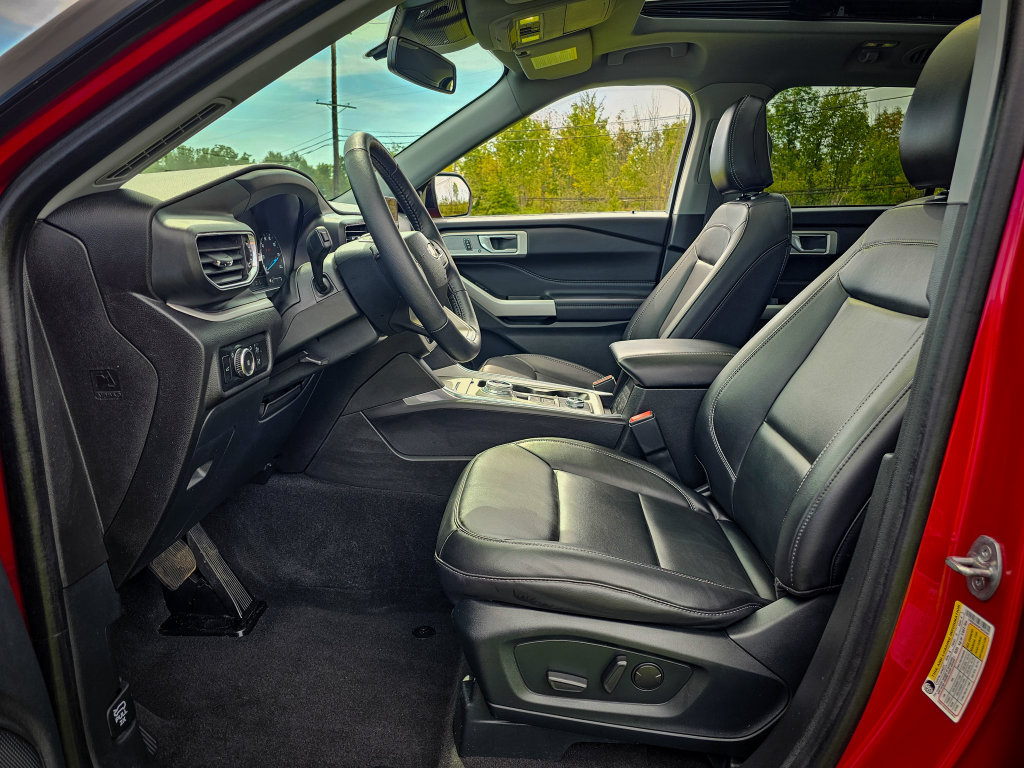 Used 2023 Ford Explorer XLT w/ Equipment Group 202A AWD/4WD image 12