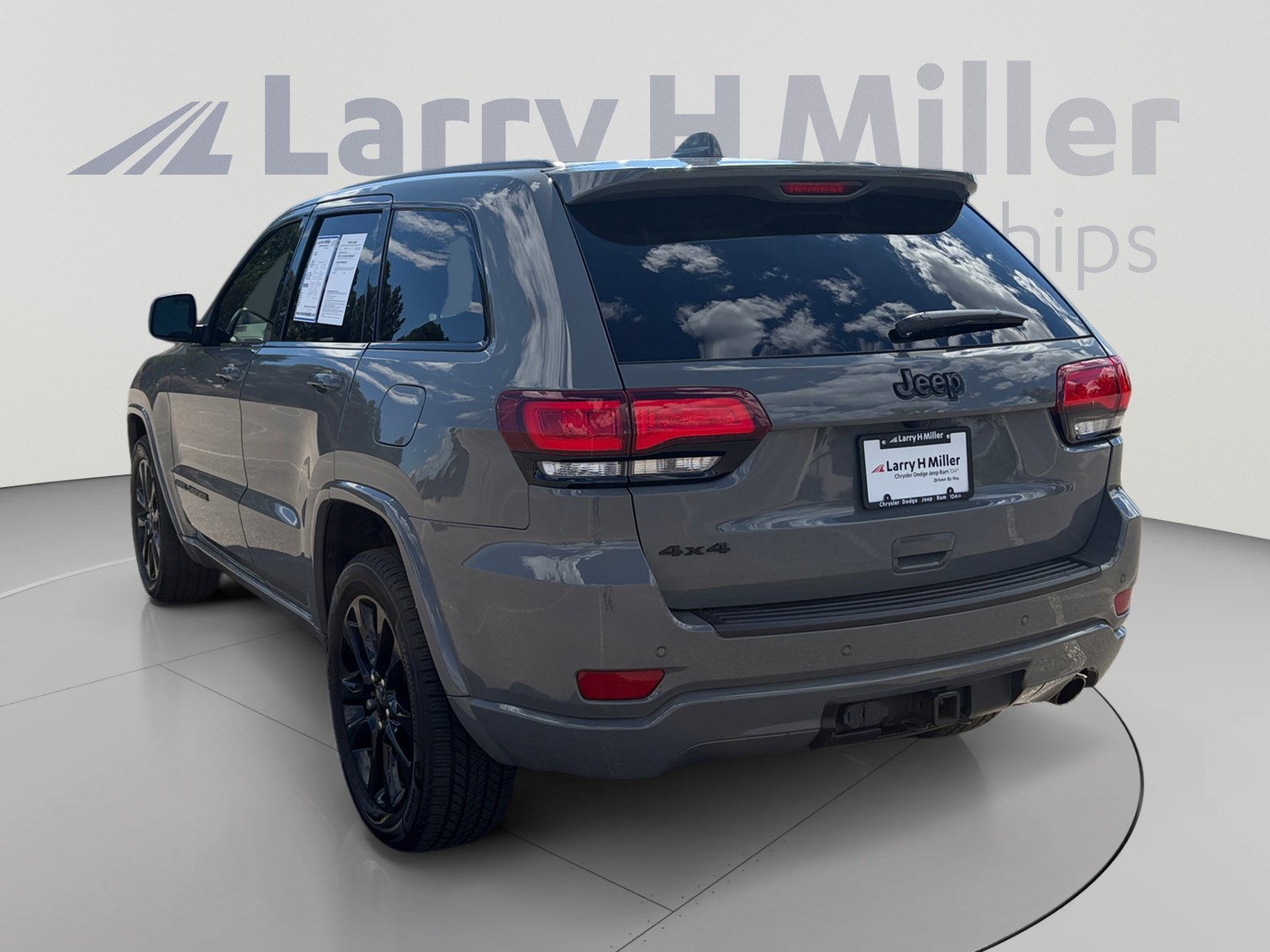 Used 2020 Jeep Grand Cherokee Altitude AWD/4WD image 4