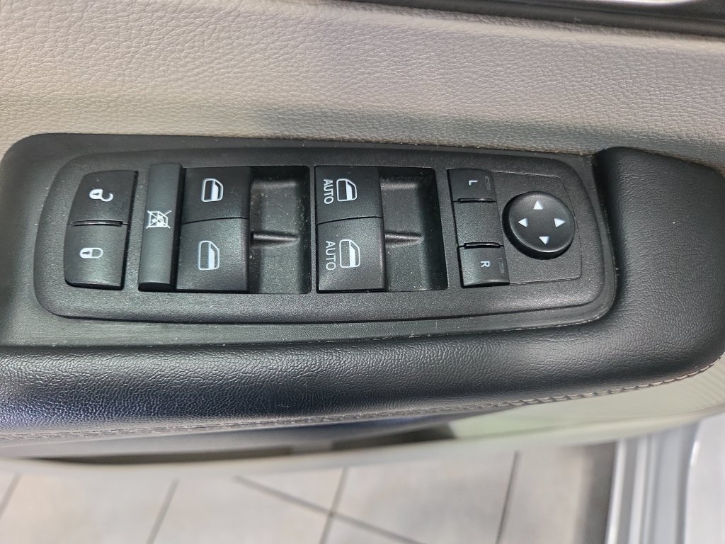 Used 2023 Chrysler Pacifica Touring-L FWD image 29