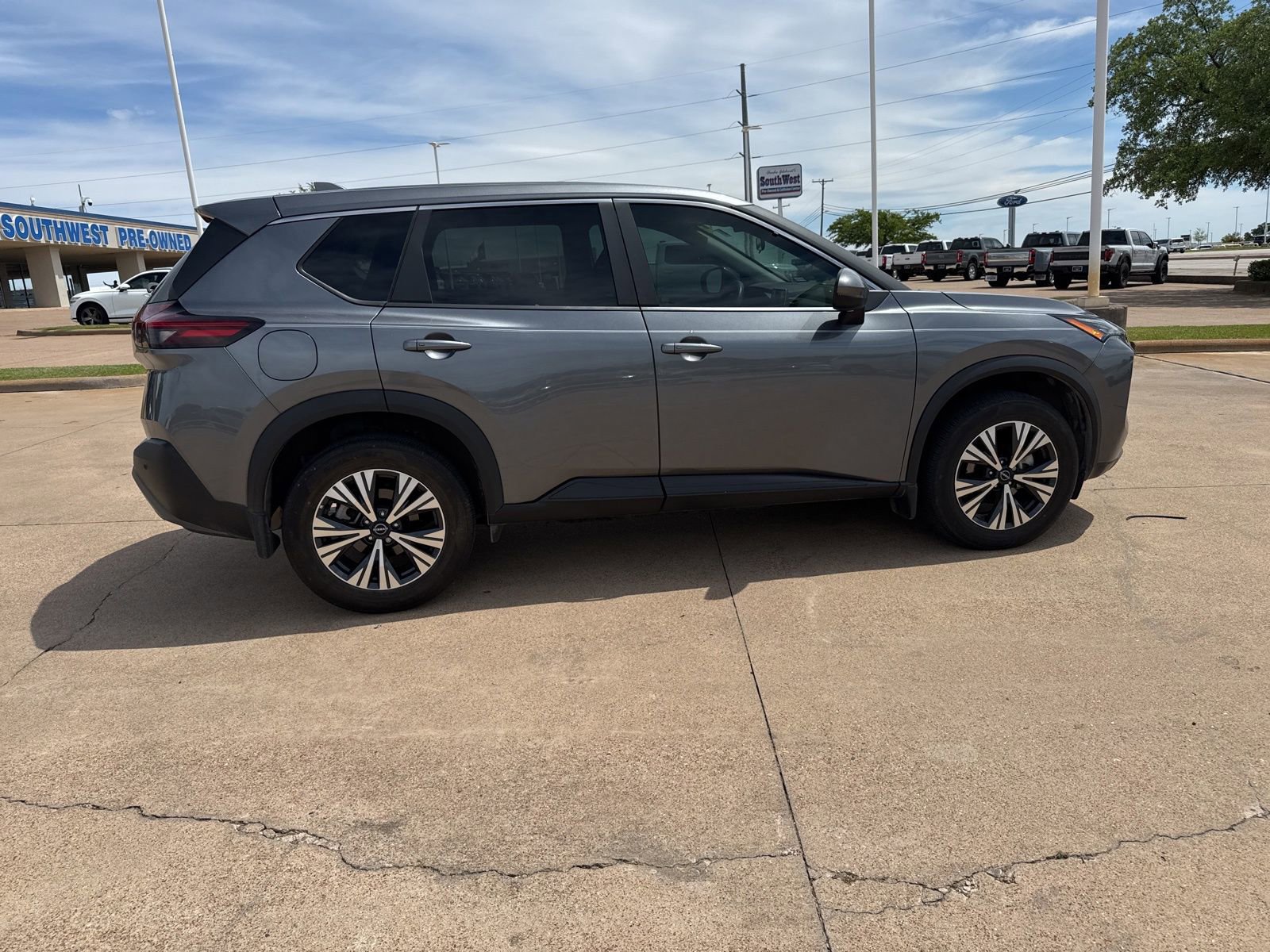 Used 2023 Nissan Rogue SV image 8