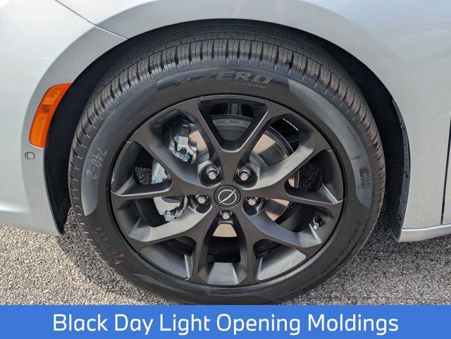 New 2026 Chrysler Pacifica Limited w/ S Appearance Package image 12