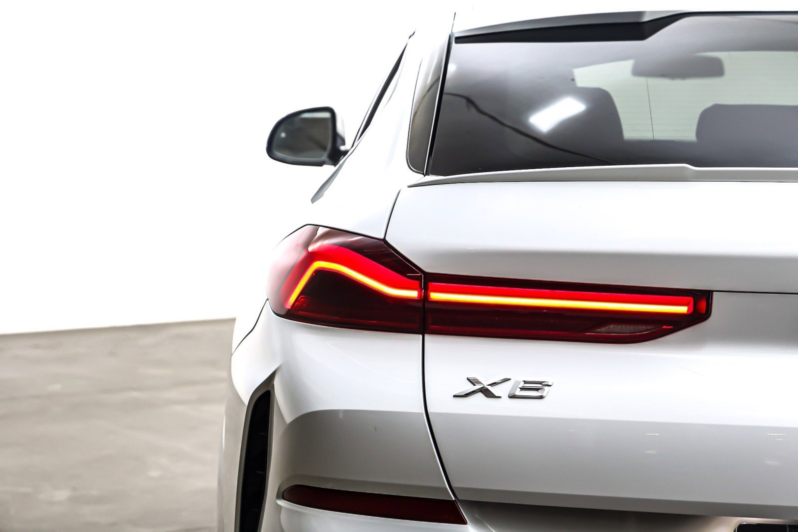 Used 2022 BMW X6 xDrive40i w/ M Sport Package image 15