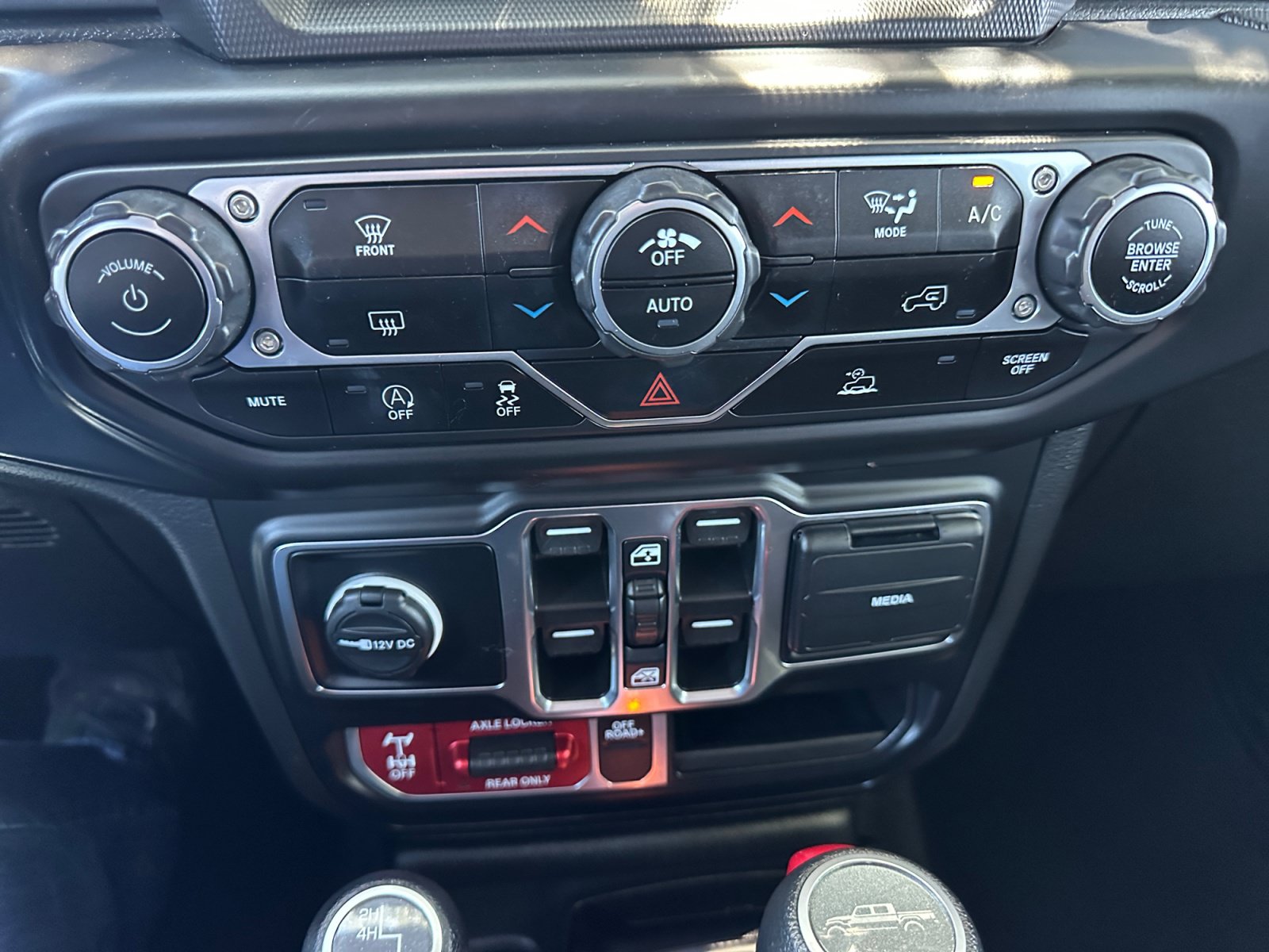 Used 2023 Jeep Gladiator Mojave AWD/4WD image 22