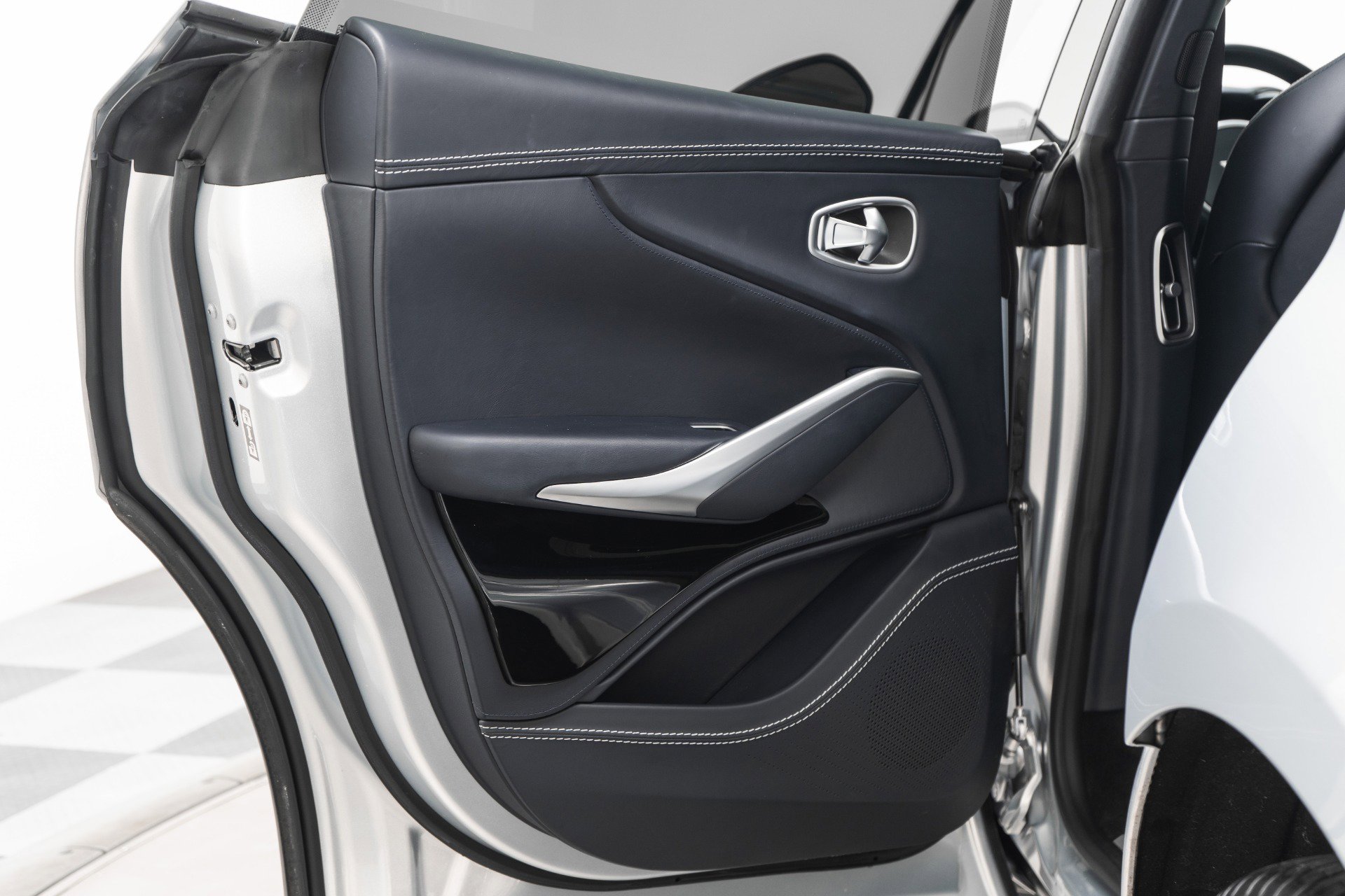 Used 2022 Aston Martin DBX image 33