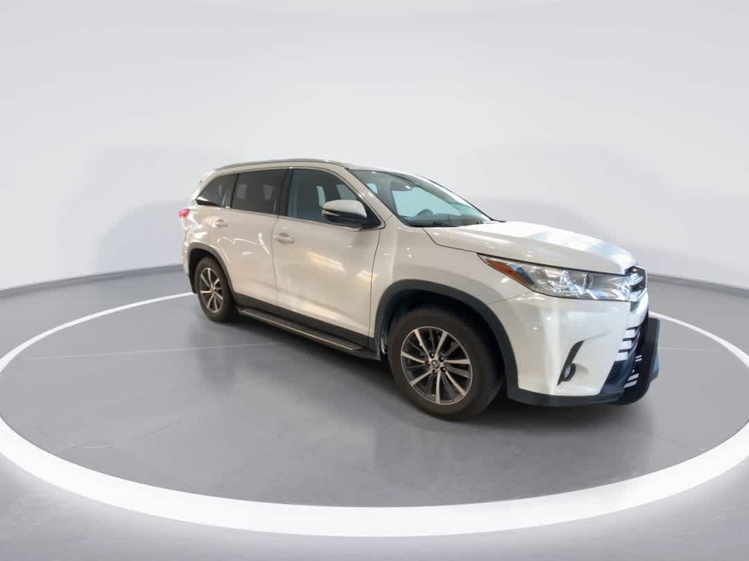 Used 2019 Toyota Highlander XLE AWD/4WD image 2