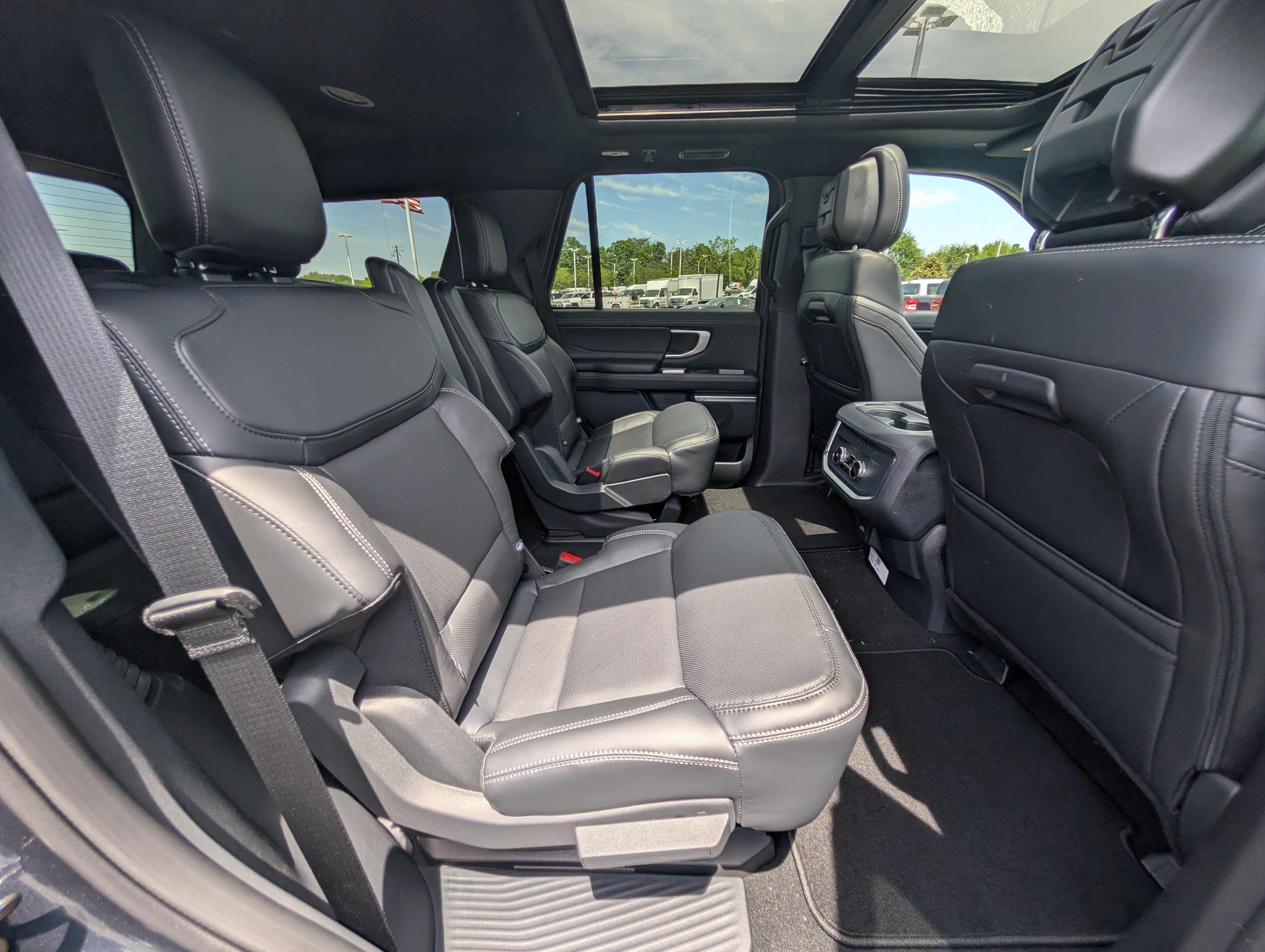 New 2026 Ford Expedition Platinum w/ Stealth Appearance Package AWD/4WD image 7