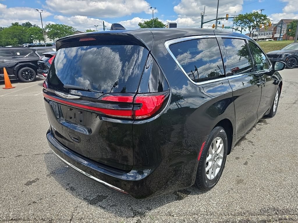 Used 2023 Chrysler Pacifica Touring-L FWD image 3