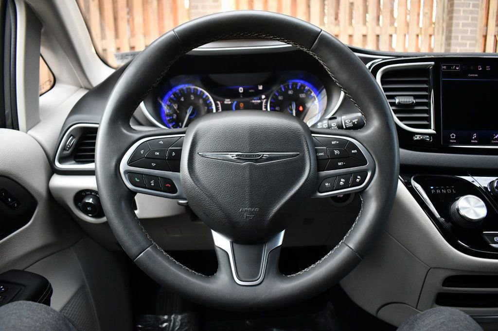 Used 2022 Chrysler Pacifica Touring-L image 18