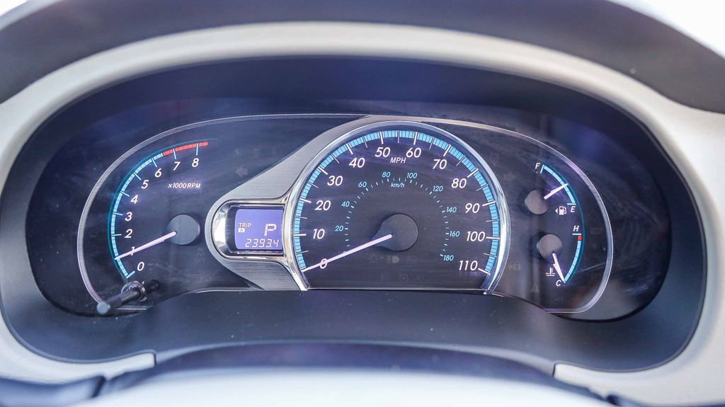 Used 2014 Toyota Sienna L image 25