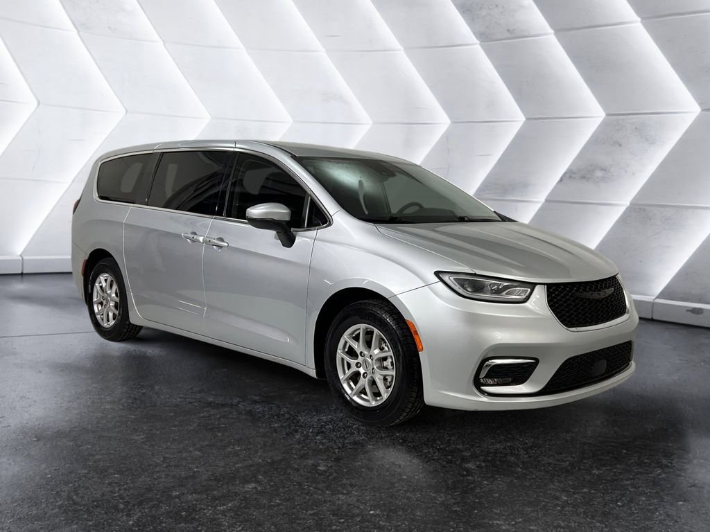 Used 2023 Chrysler Pacifica Touring-L image 1