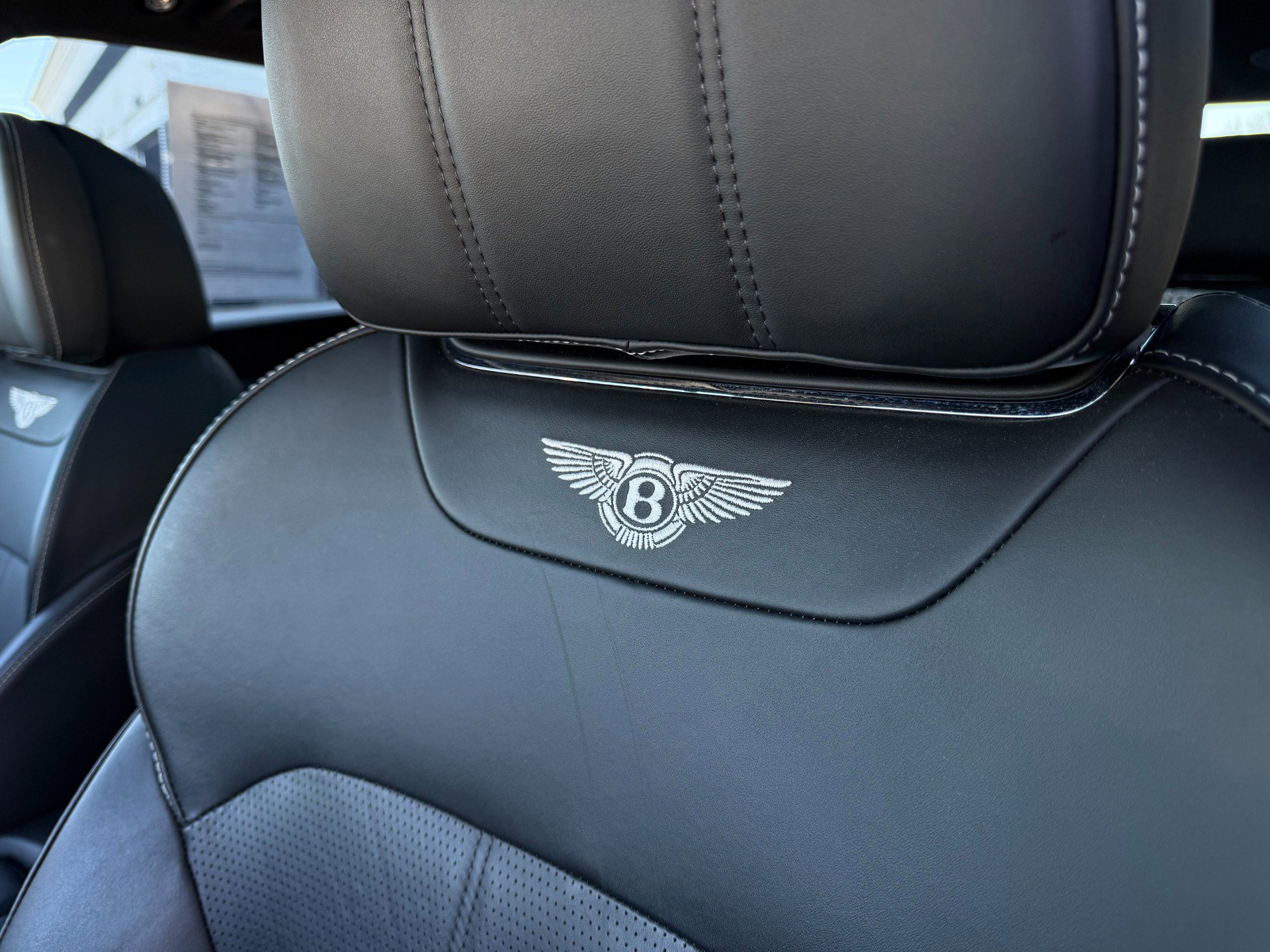 Used 2018 Bentley Bentayga image 11