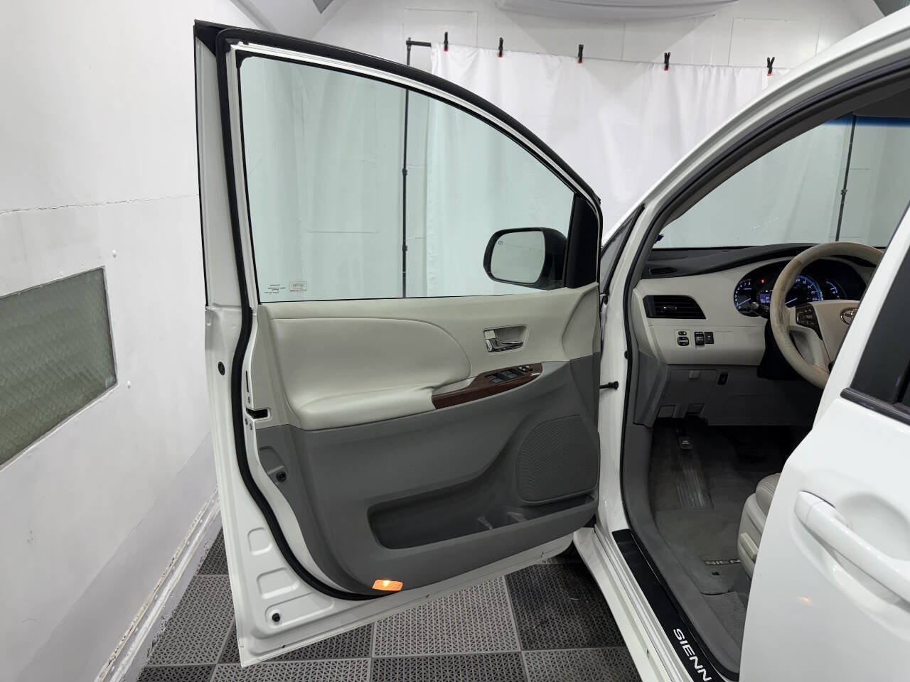Used 2011 Toyota Sienna XLE FWD image 28