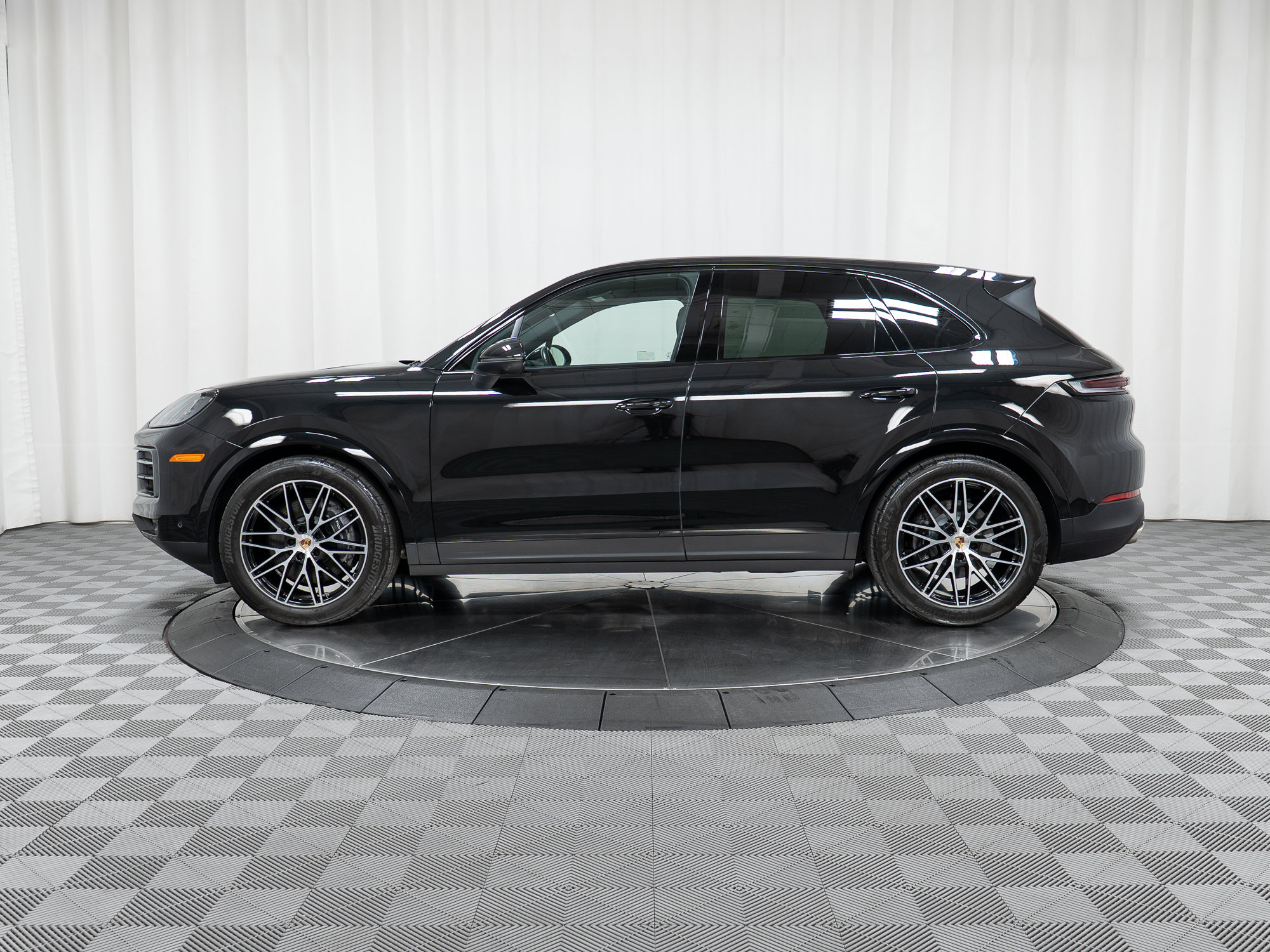 Used 2025 Porsche Cayenne AWD/4WD image 2