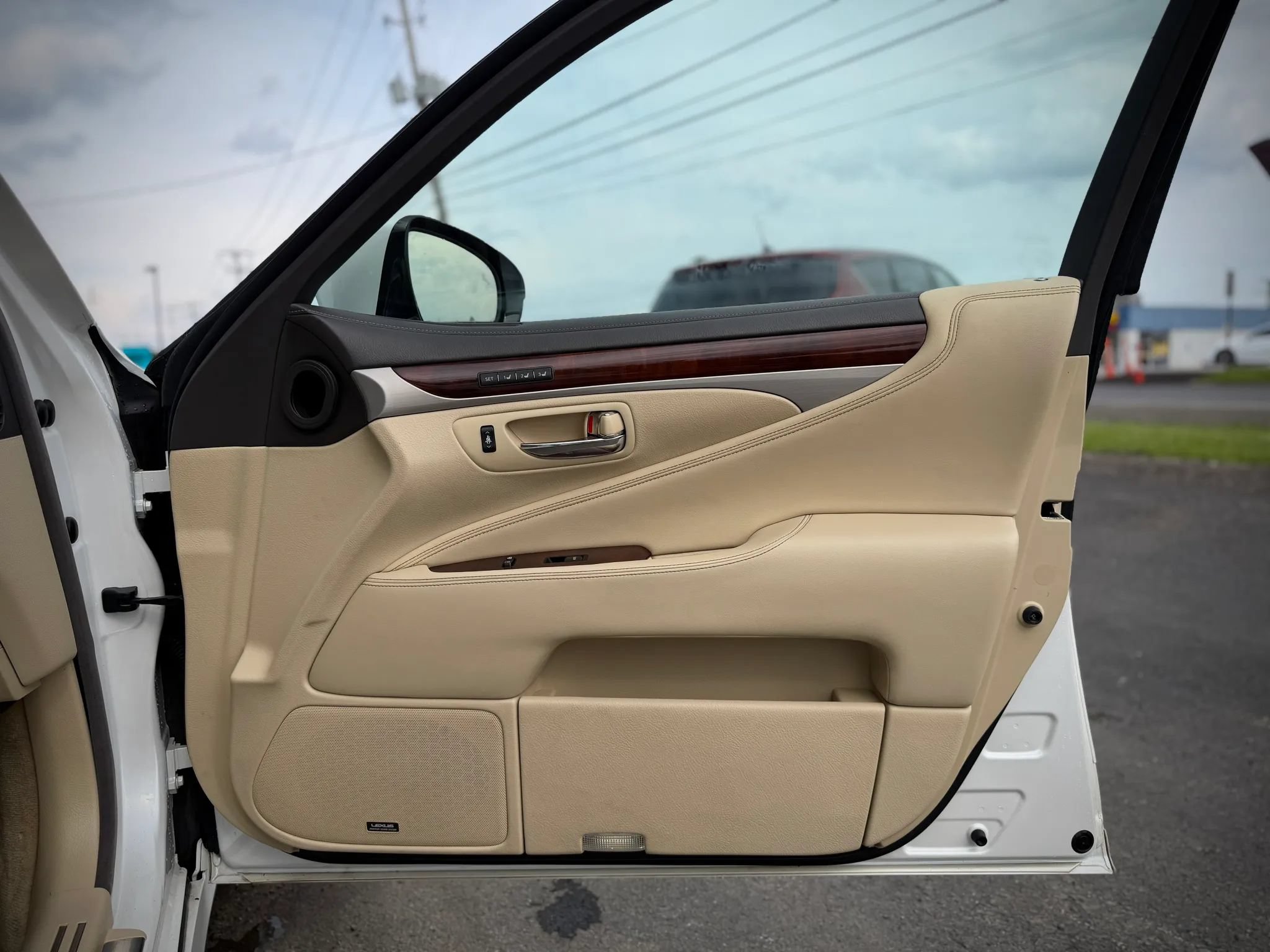 Used 2017 Lexus LS 460 AWD w/ Comfort Package image 32
