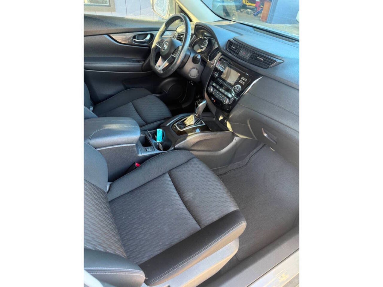Used 2017 Nissan Rogue SV AWD/4WD image 8