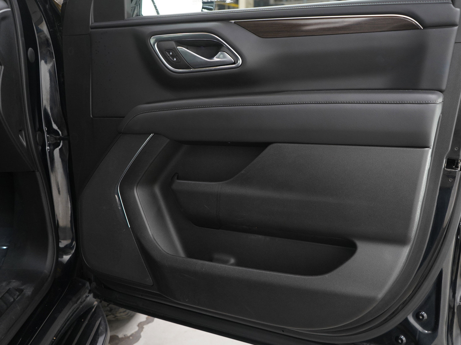 Used 2023 GMC Yukon XL SLE AWD/4WD image 9