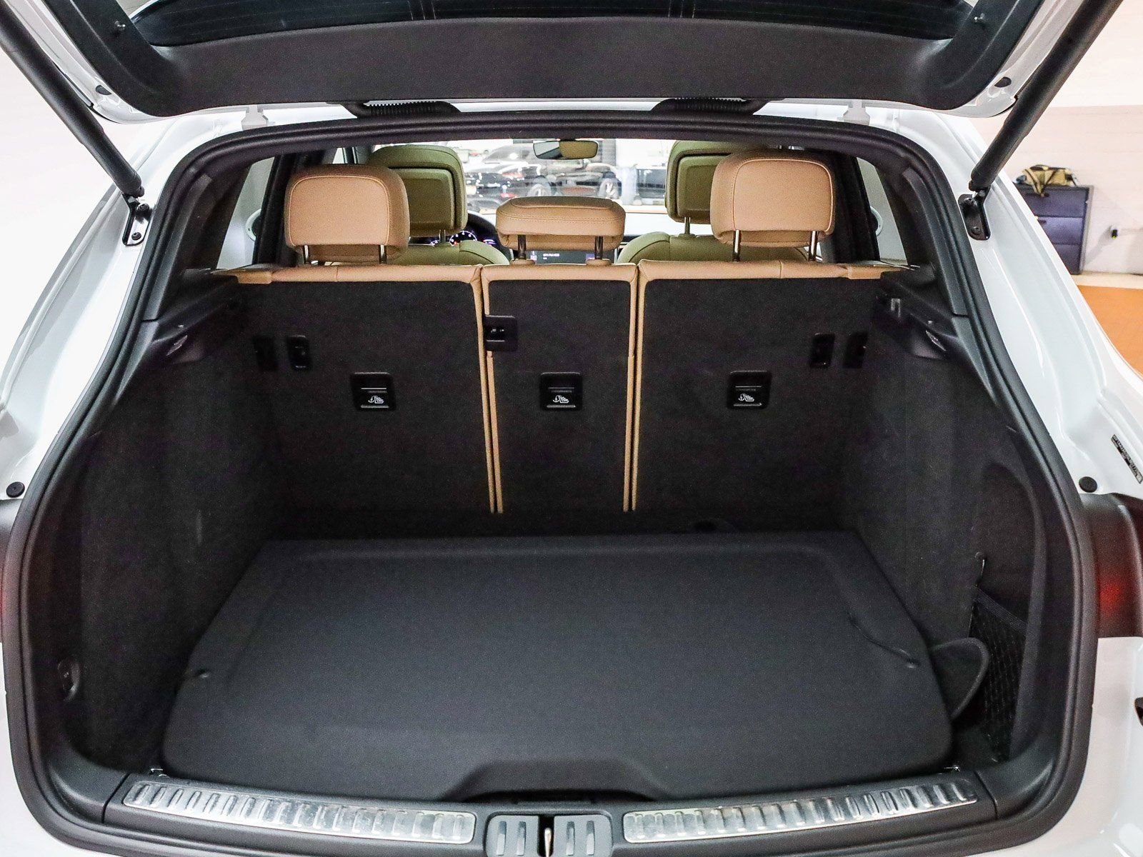 Certified 2025 Porsche Macan image 31