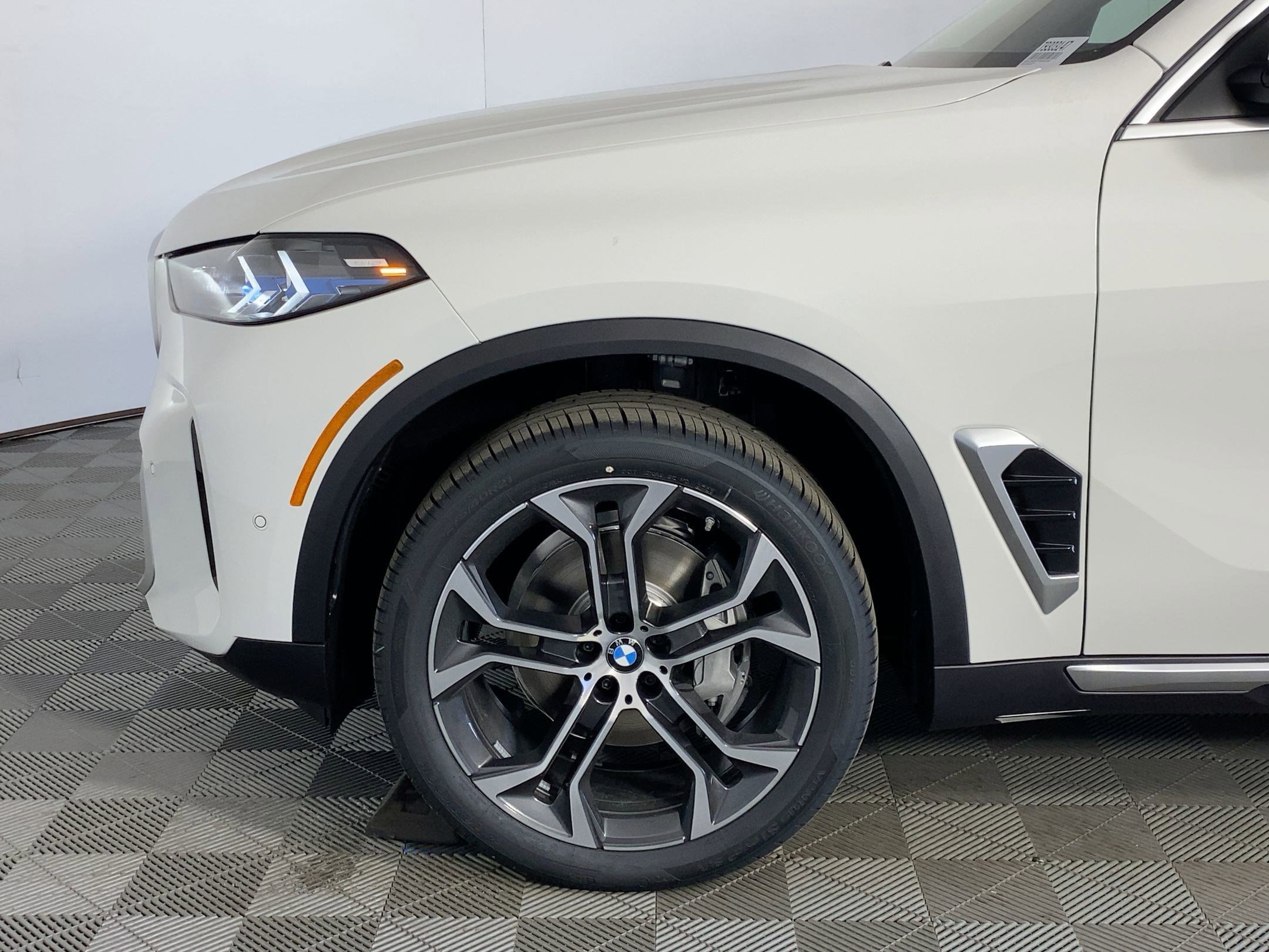 Used 2026 BMW X5 sDrive40i w/ Climate Comfort Package image 9