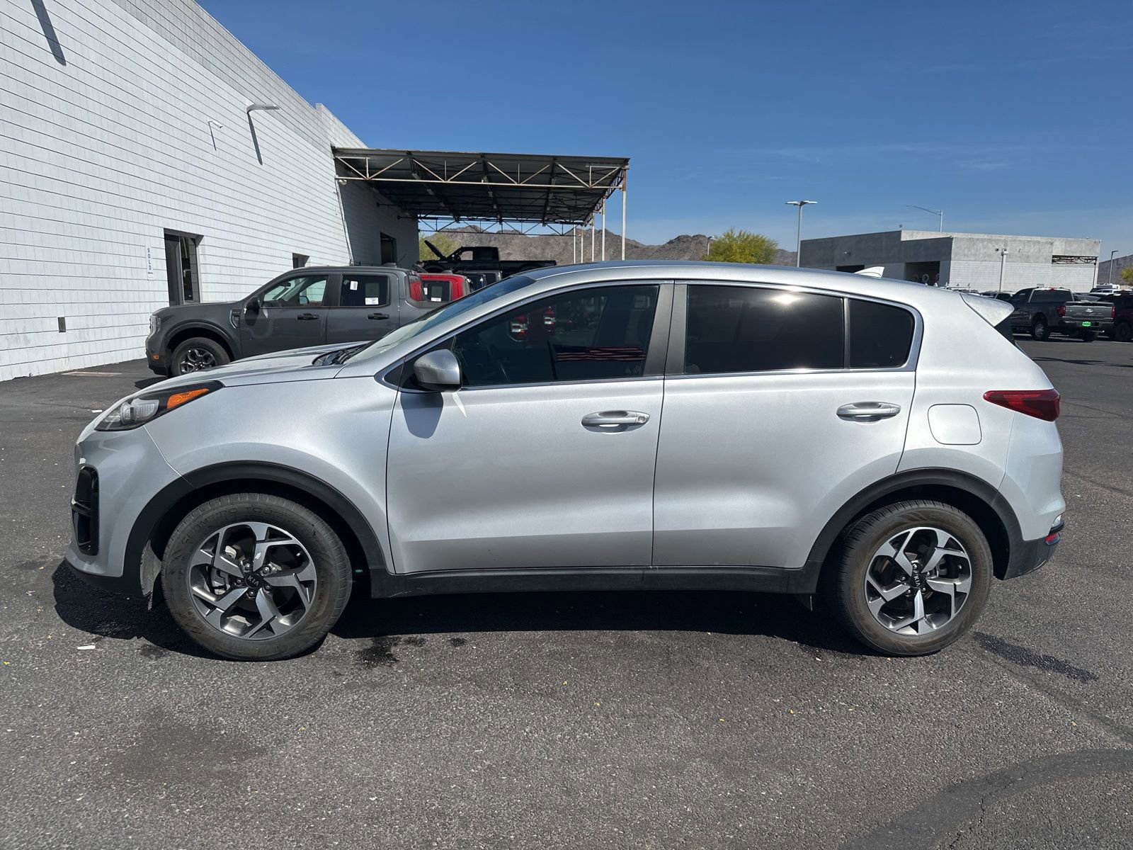 Used 2022 Kia Sportage LX image 2