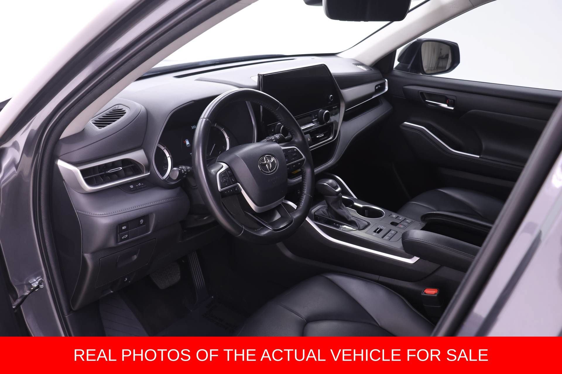 Used 2023 Toyota Highlander XLE AWD/4WD image 3