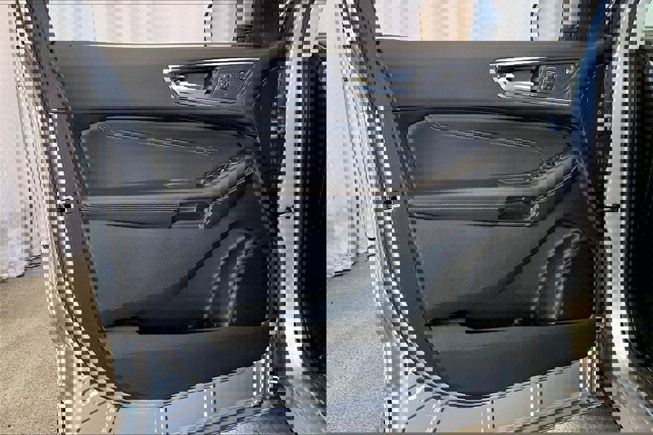 Used 2022 Ford Edge Titanium image 25