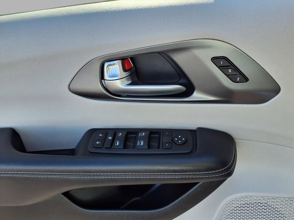 Certified 2024 Chrysler Pacifica Touring-L image 17