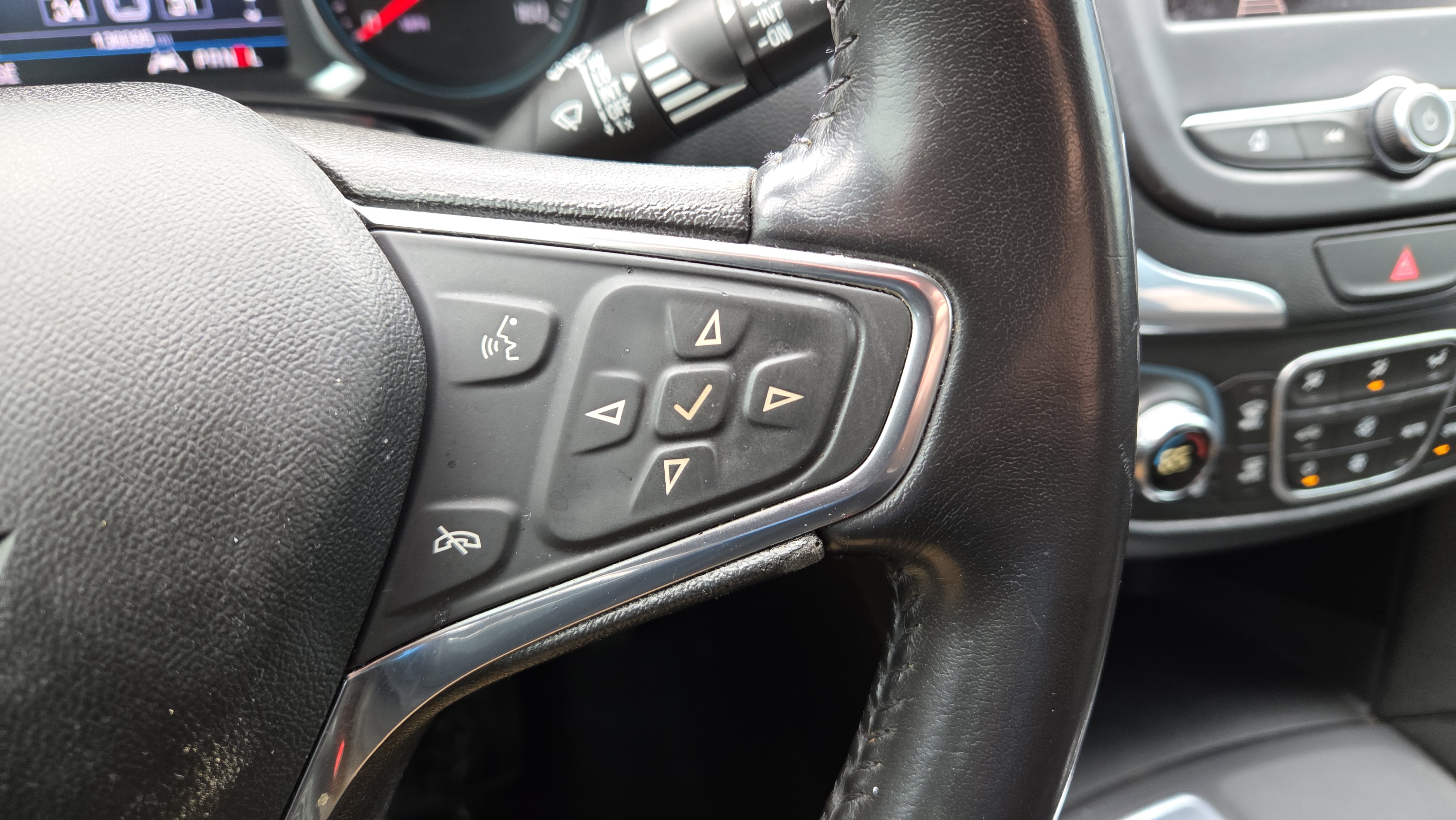 Used 2020 Chevrolet Equinox LT image 32